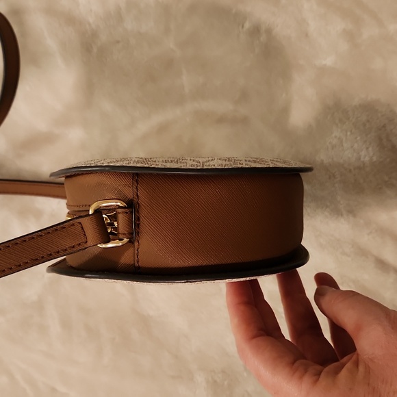 Michael Kors Jet Set Travel Crossbody in ivory - Picture 4 of 8